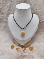Gele calciet hangers
