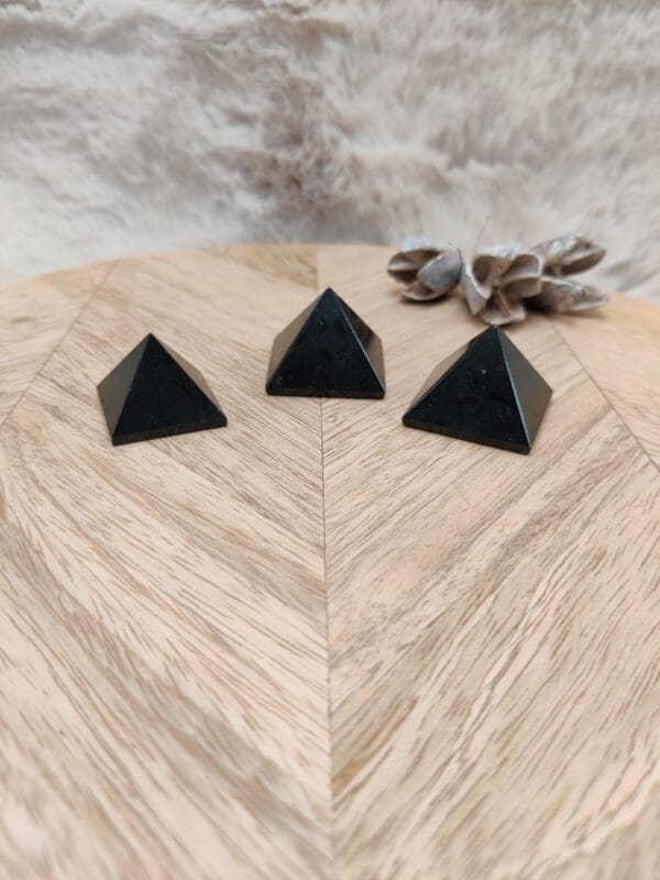 Zwarte toermalijn kleine piramide-2
