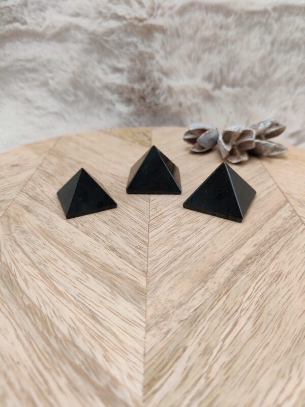 Zwarte toermalijn kleine piramide-4