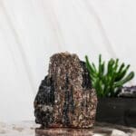 Zwarte toermalijn met mica ruw nr. 4-3