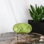 Gele serpentijn handsteen nr. 2