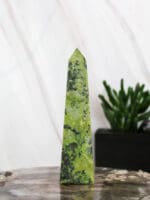 Serpentijn met pyriet punt nr. 1