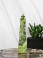 Serpentijn met pyriet punt nr. 1-2