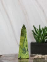 Serpentijn met pyriet punt nr. 4