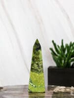 Serpentijn met pyriet punt nr. 4-3