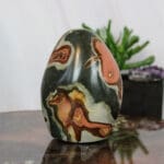 Polychroom jaspis sculptuur nr. 1