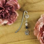 Boekenlegger gouden driehoek met bedels nr. 1