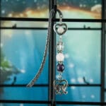 Boekenlegger gouden driehoek met bedels nr. 1-2