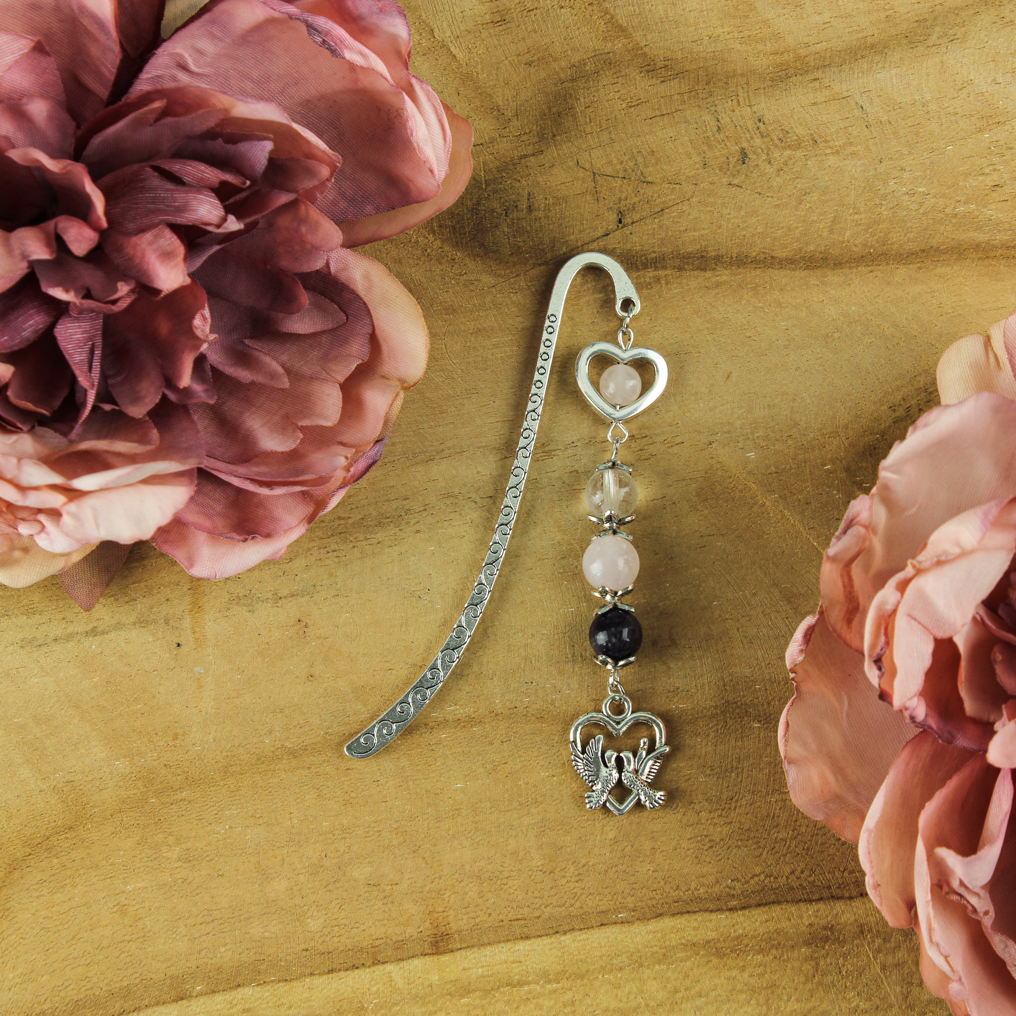 Boekenlegger gouden driehoek met bedels nr. 1 Boekenlegger gouden driehoek met bedels nr. 1