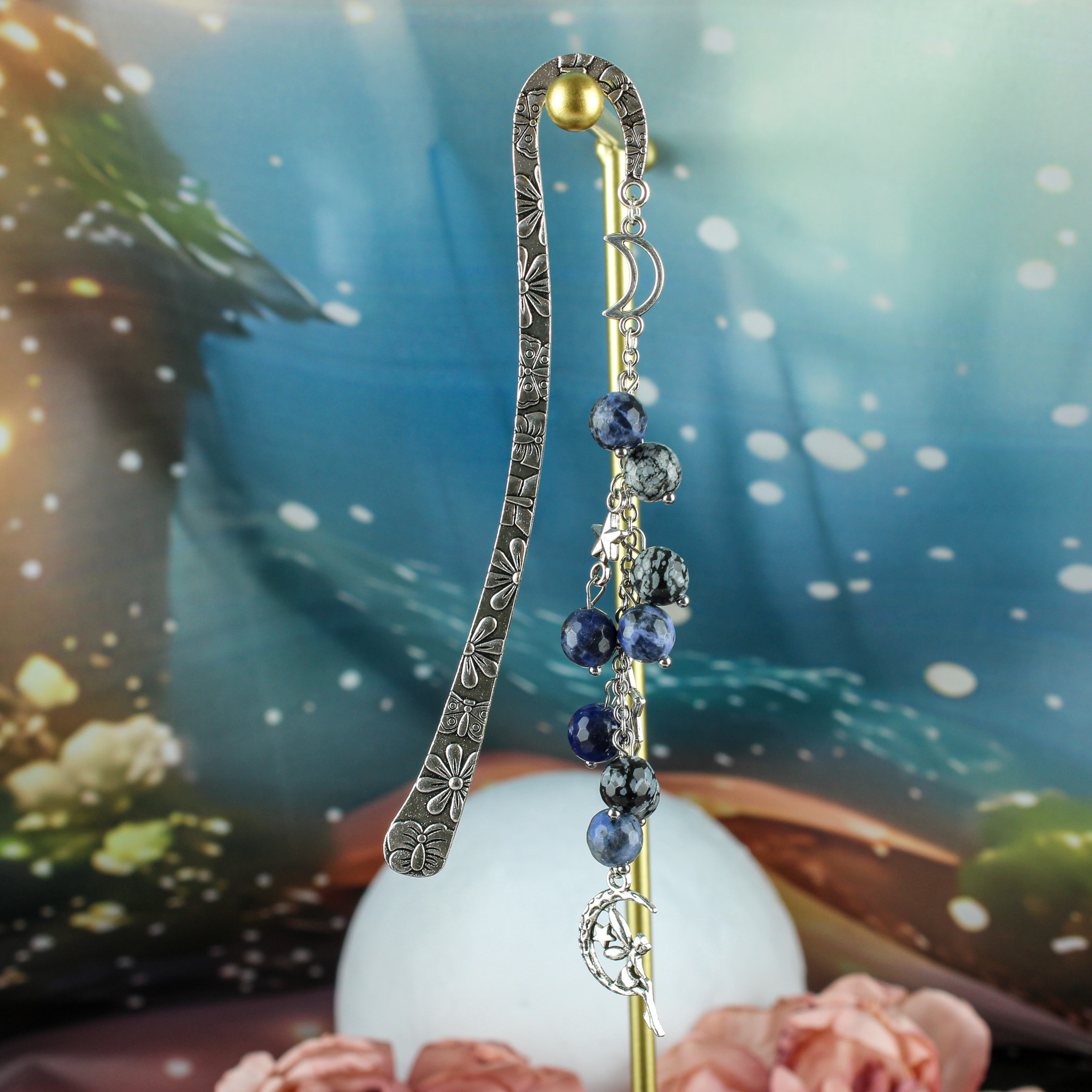 Boekenlegger sneeuwvlok obsidiaan en sodaliet met bedels nr. 1 Boekenlegger sneeuwvlok obsidiaan en sodaliet met bedels nr. 1