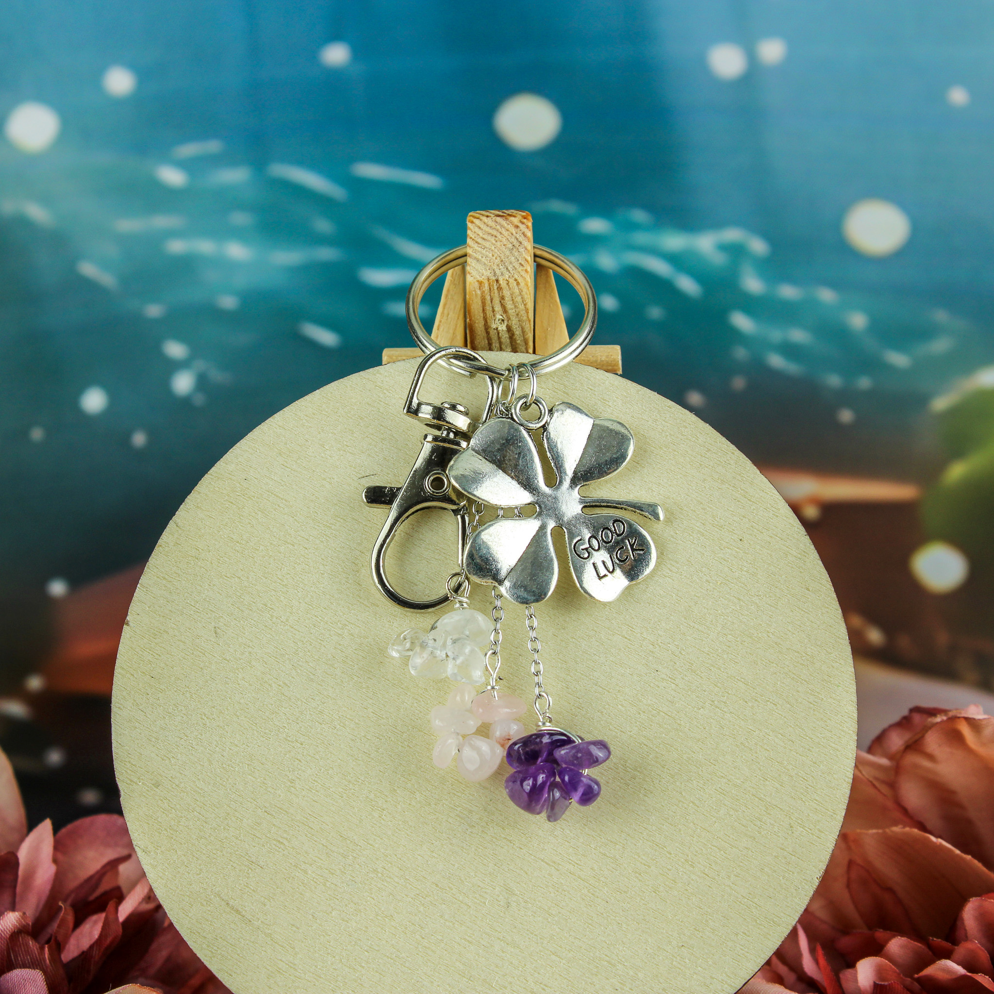 Sleutelhanger gouden driehoek en klavertje vier Sleutelhanger gouden driehoek en klavertje vier