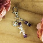 Sleutelhanger gouden driehoek met bedels nr. 2-2