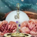 Sleutelhanger gouden driehoek met bedels nr. 3