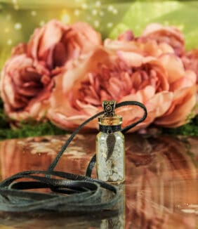 Geschenkflesje aan koord met angeliet en engelenvleugel-2