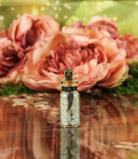 Geschenkflesje aan koord met angeliet en engelenvleugel