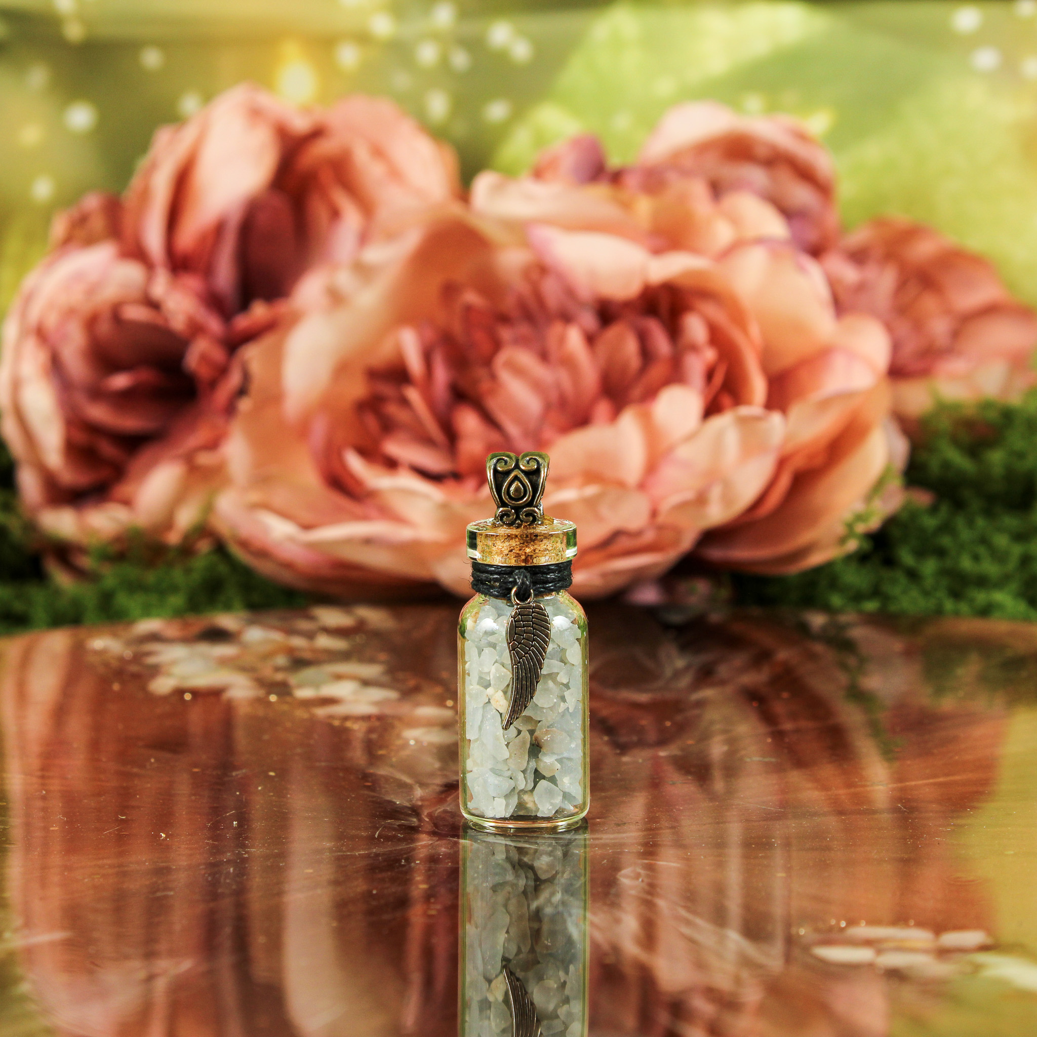 Geschenkflesje aan koord met angeliet en engelenvleugel Geschenkflesje aan koord met angeliet en engelenvleugel