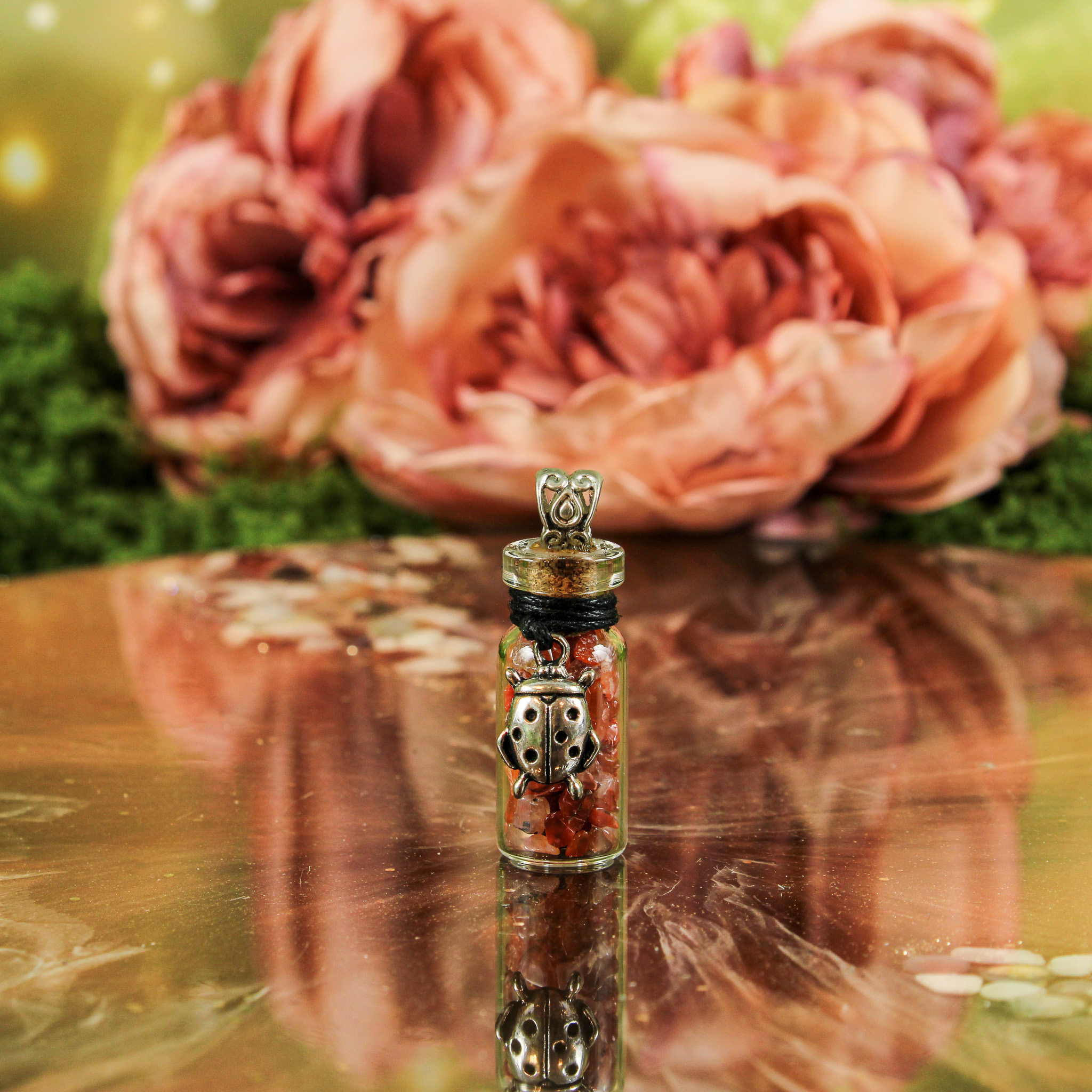 Geschenkflesje aan koord met carneool en lieveheersbeestje Geschenkflesje aan koord met carneool en lieveheersbeestje