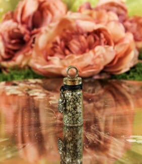 Geschenkflesje aan koord met pyriet en feng shui kikker-2