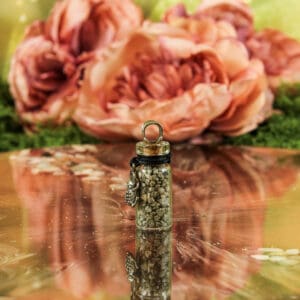 Geschenkflesje aan koord met pyriet en feng shui kikker-2