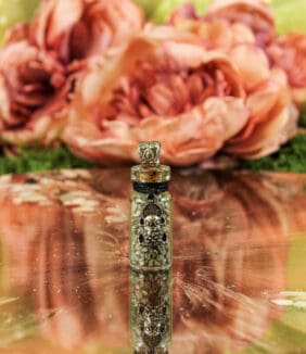 Geschenkflesje aan koord met pyriet en feng shui kikker