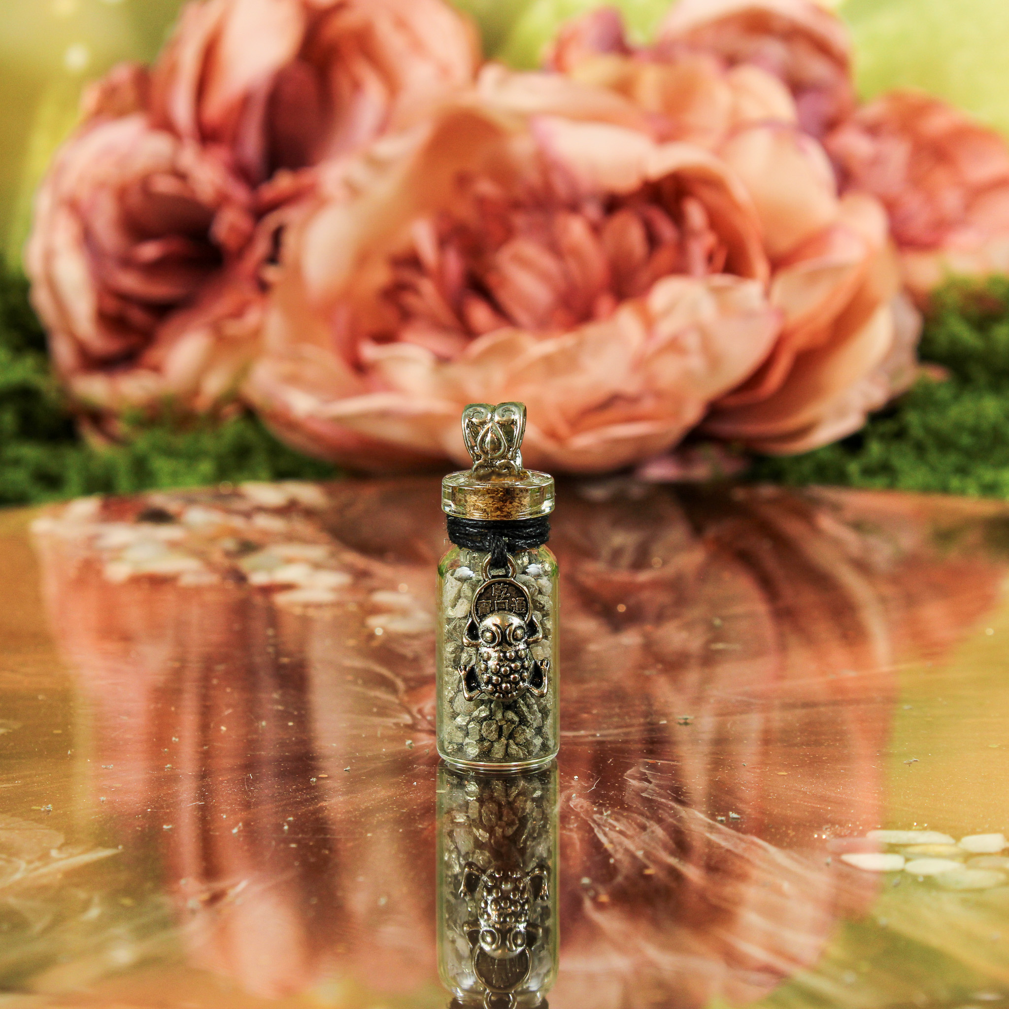 Geschenkflesje aan koord met pyriet en feng shui kikker Geschenkflesje aan koord met pyriet en feng shui kikker