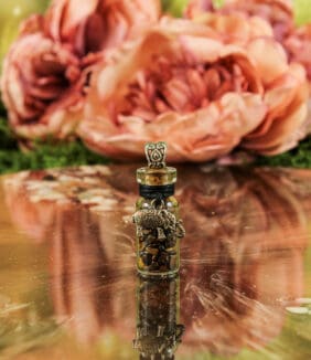 Geschenkflesje aan koord met tijgeroog en olifant