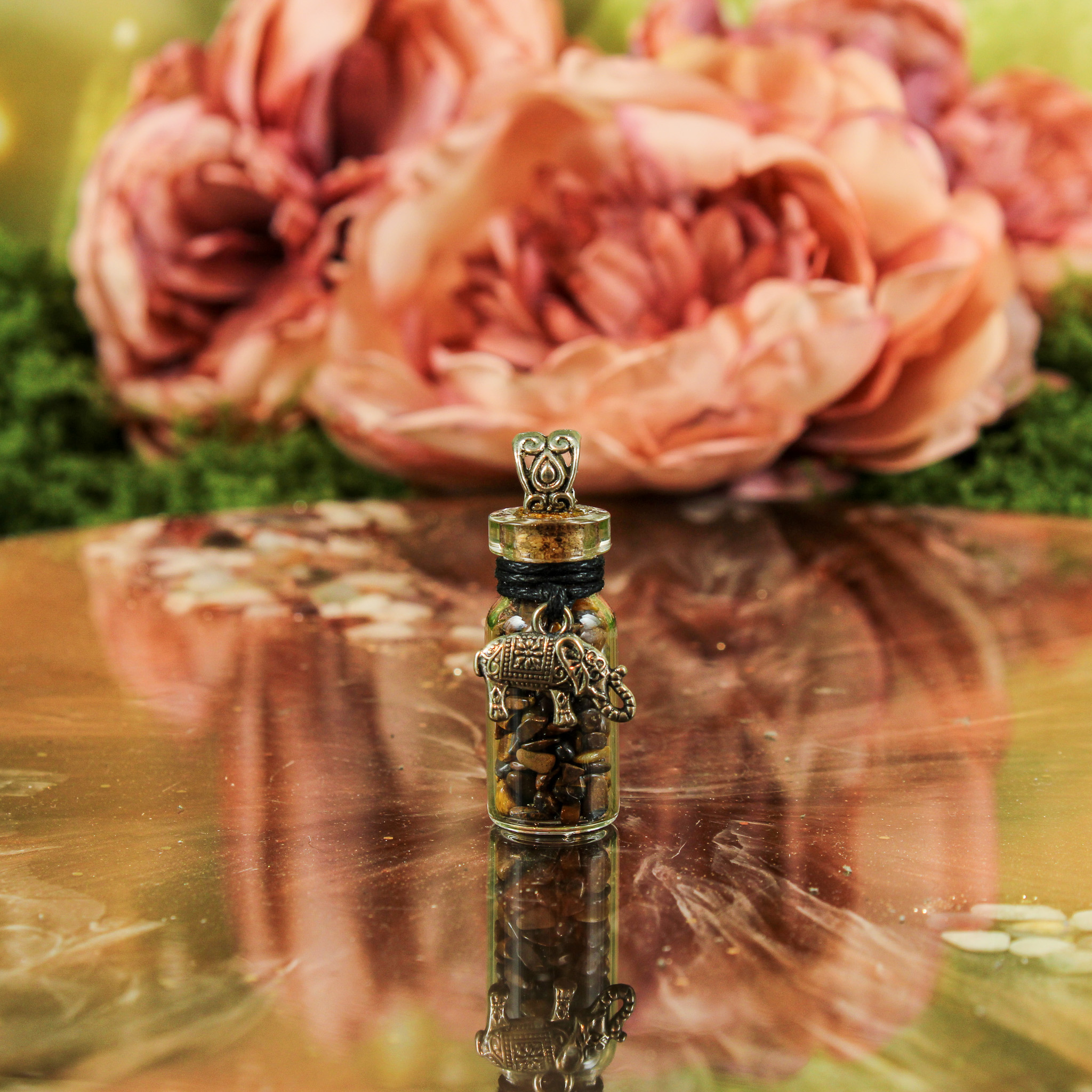 Geschenkflesje aan koord met tijgeroog en olifant Geschenkflesje aan koord met tijgeroog en olifant