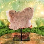 Roze amethist vlinder op standaard nr. 1