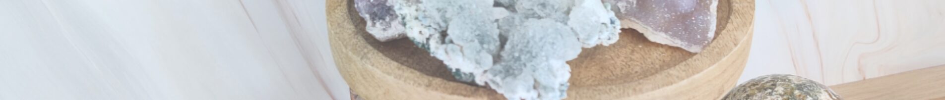 Een etagère met edelstenen erop