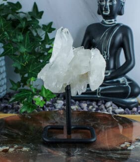 Bergkristal cluster op standaard nr. 4