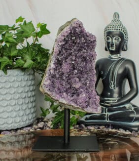 Amethist cluster op standaard nr. 5